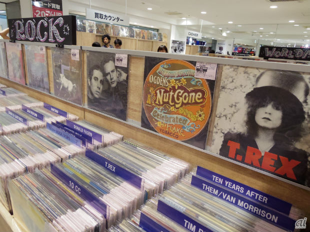 　店内はヒップホップ＆レゲエ、ソウル、ジャズ＆ワールドミュージック、ロック、邦楽に分けて展示。このほかカセットテープ、レコードアクセサリ、CDなどをコーナー展開している。

