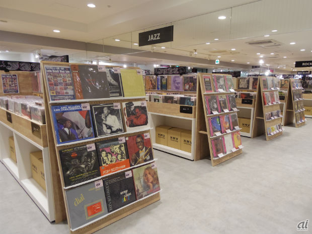 　「新宿ALTA」の6階にオープンした「HMV record shop 新宿」。営業時間は11〜21時。ワンフロアの広く明るい店内にすることで、若年層や女性でも入りやすいようにしているという。