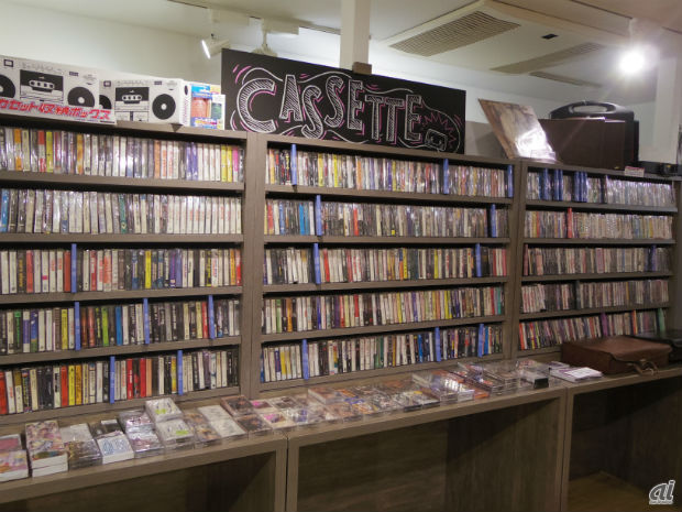 　渋谷店でも人気が高いカセットテープはコーナー展開。カセットケースボックスなども販売している。
