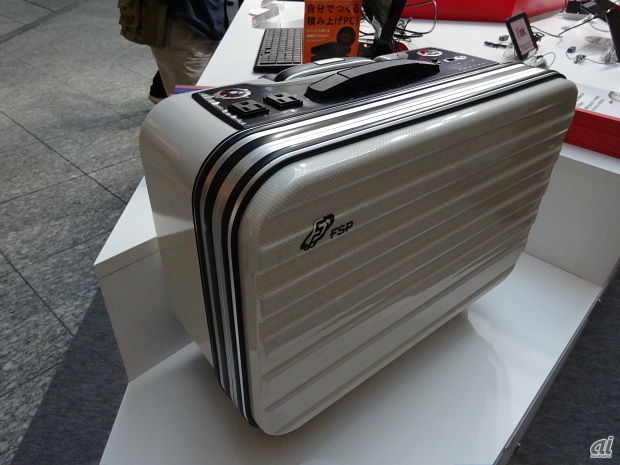 　スーツケースのような形をした携帯式のエネルギーストレージシステム。電池容量は900W、交流1500W、直流5Vで急速充電できる。ファンレスの無音システム。太陽光で充電可能という。価格は20万2000円。
