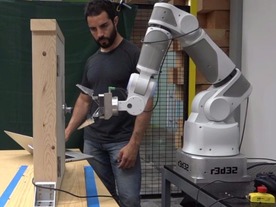 グーグルがAIで挑む次の一歩は「新たなスキルを相互学習するロボット」