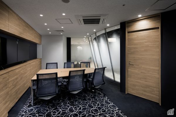 　テレビ会議用に設置した第4会議室。壁面に50インチのディスプレイを備え、国内の開発拠点である札幌オフィスやクライアントオフィスとのミーティングを行う。