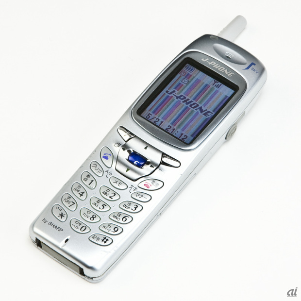 2000年に登場した「J-SH04」。撮った写真をメールで送れる業界初のカメラ付き携帯電話