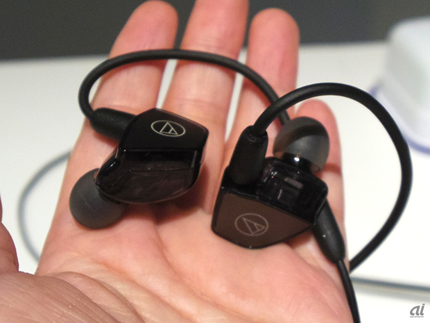 　「ATH-LS300」（想定価格：4万円前後）は低、中、高域ドライバを3つ内蔵したバランスドアーマチュア型イヤホン。専用のトリプル・ネットワークにより、明確な音の定位と臨場感を再現する。
