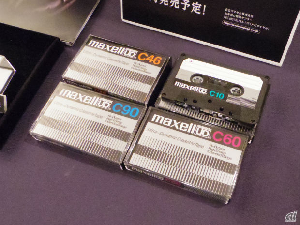 　日立マクセルでは、ブース内にカセットテープ「UD」デザイン復刻版を展示。足を止める人が多く、人気を集めているという。