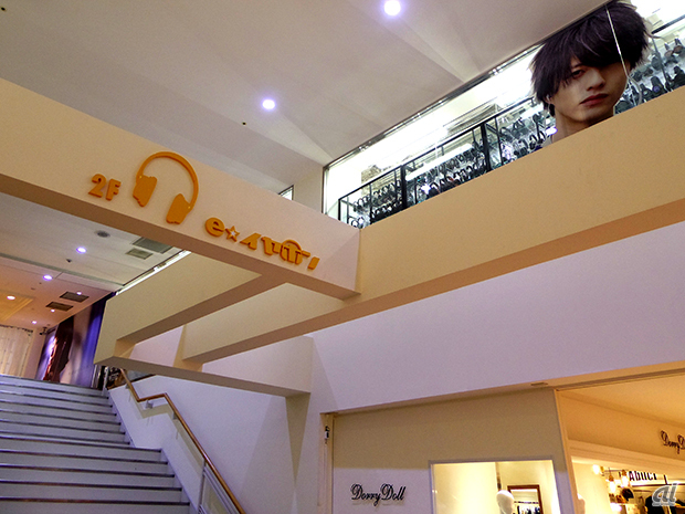 　ポータブルオーディオの専門店「e☆イヤホン」を運営するタイムマシンは10月27日、大阪・梅田に「e☆イヤホン梅田EST店」を開店した。 大阪日本橋本店、秋葉原店、SHIBUYA TSUTAYA店、名古屋大須店に続く5店舗の出店になり、店舗の面積は640平方メートルで、e☆イヤホンとしては最大規模。新品、中古合わせ、合計2万点を取りそろえる。

　ショッピングモール「梅田EST」の2階に位置し、エスカレーターを上がると店舗の入口になっている。