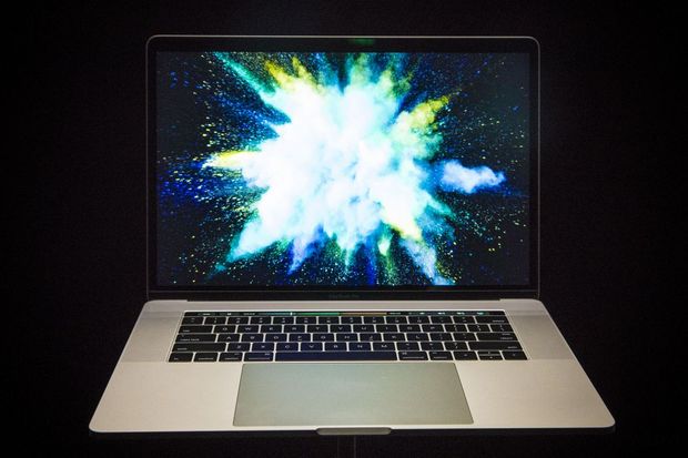 　Appleが最新の「MacBook Pro」を発表した。今回のMacBook Proには、キーボードからファンクションキーを取り去り、ガラスの帯でその代わりの役目を担うインタラクティブでカスタマイズ可能な「Touch Bar」を搭載したモデルが登場した。