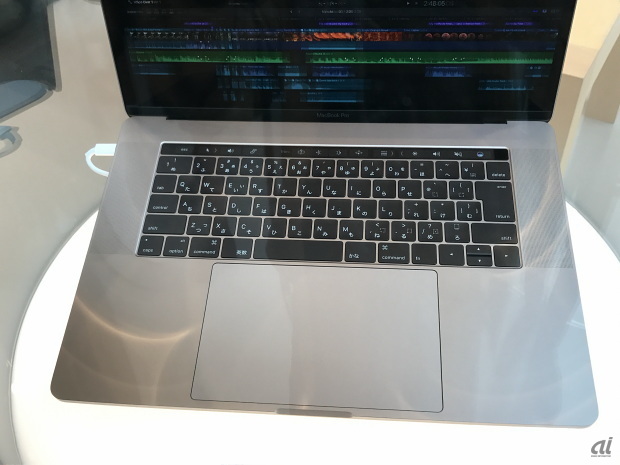 　15インチMacBook Proでは、感圧タッチトラックパッドが従来比で2倍の大きさになった。
