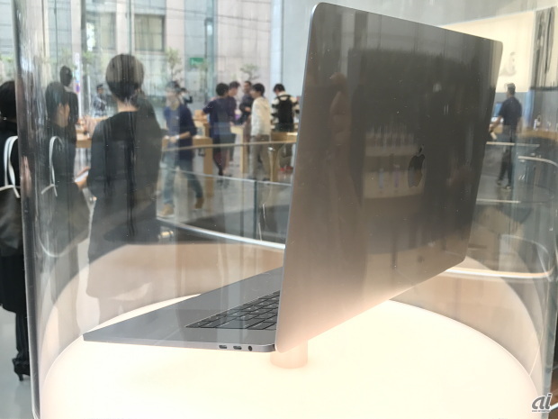 　実際のサイズは異なるが、持つ雰囲気は2015年に発売されたMacBookそのものだ。