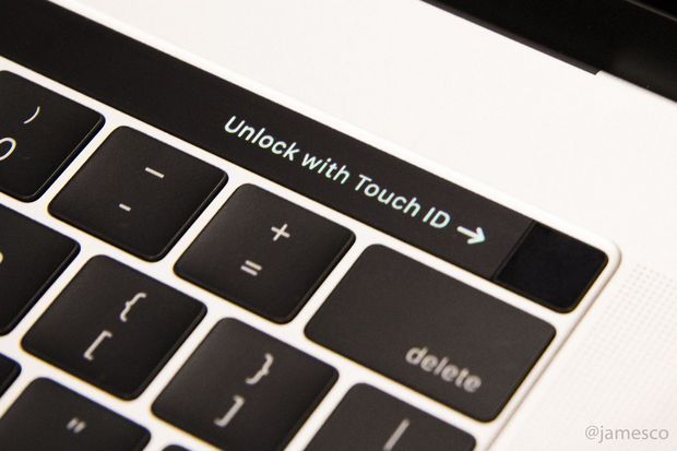 　Touch Barの右側には指紋認証のTouch IDセンサがある。