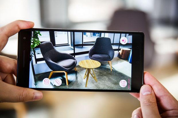　「Wayfair」などのアプリ（写真は別のアプリ）を利用すると、その場で家具を購入できる。