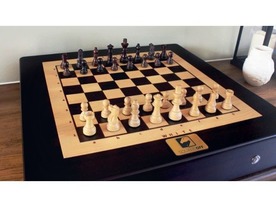 駒が勝手に動くスマートなチェス版「Square Off」--オンライン対戦やAI対戦に