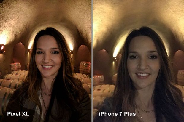低照度環境での自撮り

　低照度環境で撮影すると、違いはより明白になる。iPhoneには、いわゆる「Retina」フラッシュ機能（画面を発光させて、自撮りの被写体を照らす）が搭載されているが、Pixelで撮影した写真の方が明るくてクリアだ。勝者：Pixel。