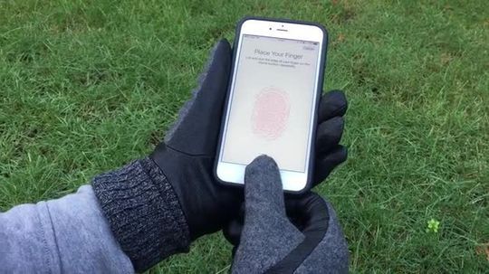 手袋をしたままの指で指紋認証をクリアできる（出典：Kickstarter）