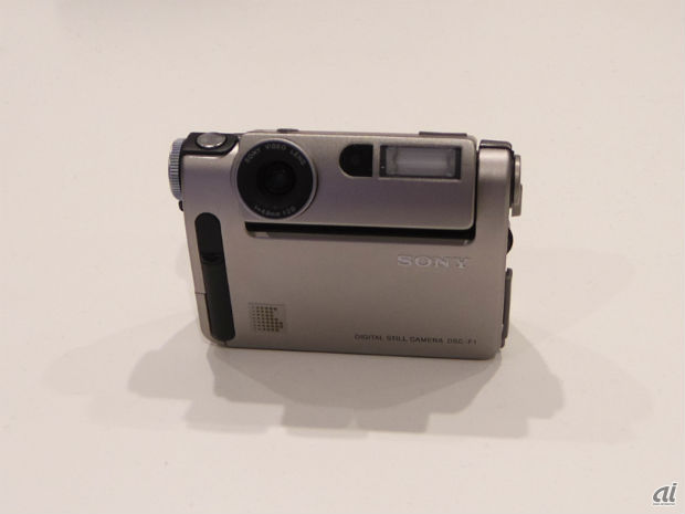 　デジタルカメラ「Cyber-shot」は、1996年に発売した「DSC-F1」が第1号機。上部のレンズとフラッシュが180度くるりと回転できる画期的なデザイン。