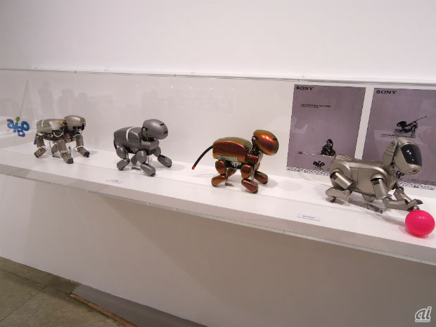 　エンターテインメントロボット「AIBO」。写真は1999年製の「ERS-111」。左から3台は試作機。