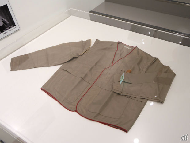 　ソニーの作業衣。1981年に採用され、デザインを手がけたのはファッションデザイナーの三宅一生氏。夏冬兼用で、袖が肩口からファスナーで脱着できる仕組み。