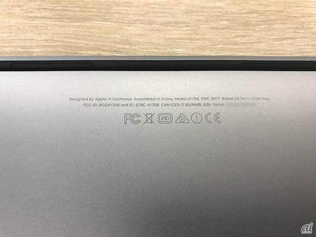 　突然の出版で話題となっている「Designed by Apple in California」の文字がMacBook Proにも記されている。