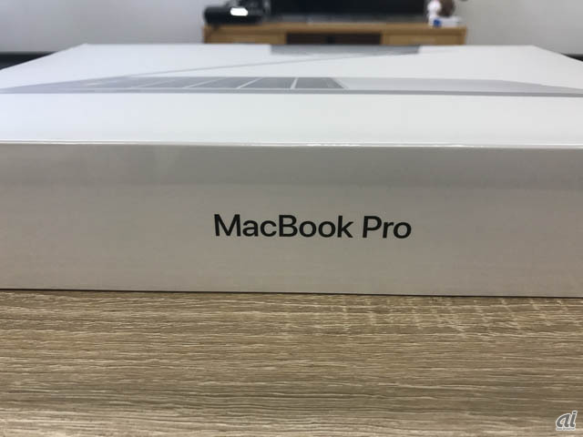　サイドにはMacBook Proの文字。