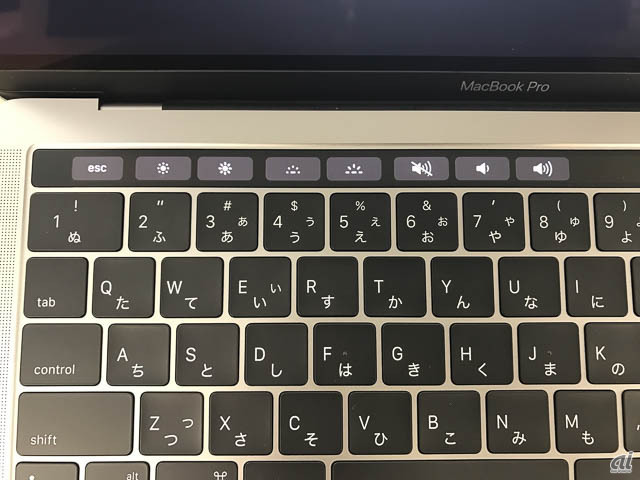 　特筆すべきは、このTouch Barを指で触れたときのすべり心地のよさだ。いつまでも触っていたいような感覚になる。なお、筆者は日常でMacBookを使用しているが、MacBookのキーボードと比較して、より打鍵感が安定したキーボードになっているという印象だ。これまでが「ぺしっ」という感じだとすれば、「カチッ」という雰囲気に変わっている。
