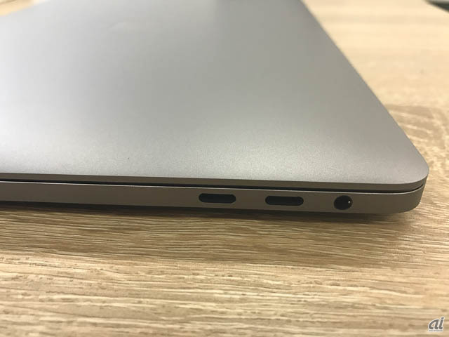 　右側面には、Thunderbolt 3（USB-C）が2つとヘッドホン端子が付いている。