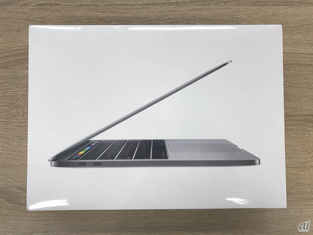 　Appleは米国時間10月27日、4年ぶりとなるハイエンドノート型Mac、「MacBook Pro」を刷新した。注目を集めた「Touch Bar」と呼ばれる新しいインターフェースは、従来のファンクションキーに代わるものだ。ようやく出荷を開始するのに伴い、開封の儀をお届けする。

　Touch Barが目立つように印刷されているパッケージ。
