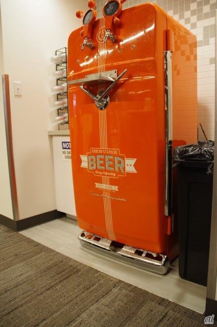 巨大なビールサーバ。業務が終わったら自由に飲めるようになっている。