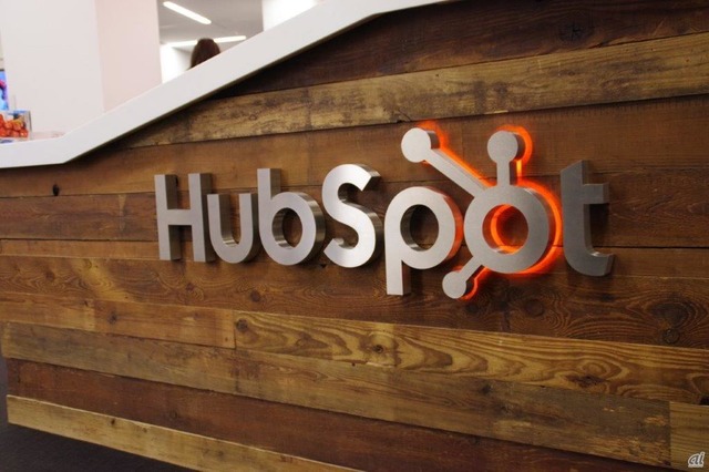HubSpotの本社受付。オフィス全体は木材を多く取り入れた落ち着いた雰囲気になっている。