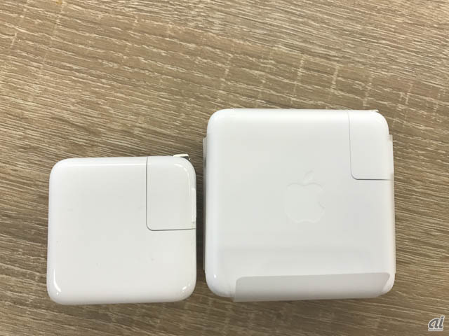 　MacBook（左）とMacBook Proの電源アダプタを比較。
