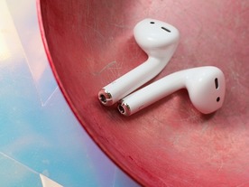 アップルの「AirPods」、12月に発売か--チェコの正規販売業者サイトに一時掲載