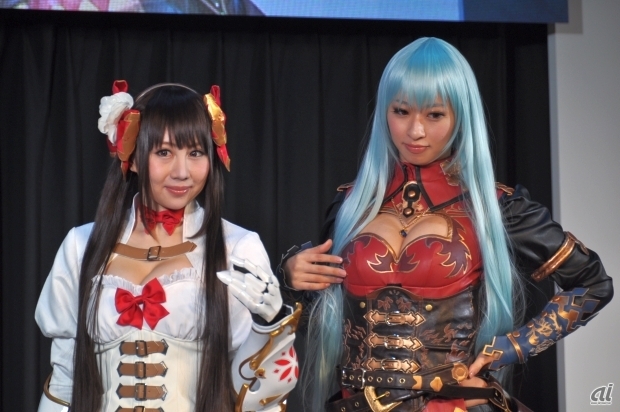 　ステージには、同タイトルの動画企画に出演しているグラビアアイドルの倉持由香さん（右）と吉田早希さん（左）が、キャラクターの衣装を再現したコスチュームをまとって登場。デモプレイなどを行った。