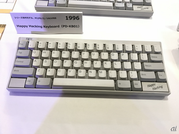 　1996年、シリーズ初代モデル、PC（PS/2）／UNIX対応のHappy Hacking Keyboard（PD-KB01）。今はない、右下の「Happy Hacking」のロゴに注目だ。
