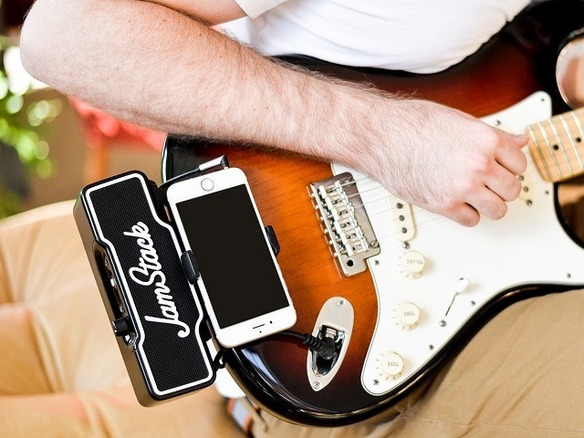エレキギターに装着するiPhone連携アンプ「JamStack」--内蔵スピーカで路上ライブに
