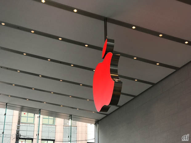Apple Store表参道のロゴも赤く
