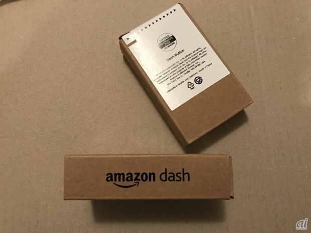 　おなじみのダンボールと似た雰囲気のパッケージ。横には「amazon dash」と記されている。
