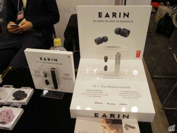 　2016年におけるイヤホンの注目機能となった完全ワイヤレスも、多くのモデルが会場に展示されている。

　写真は左右のケーブルをなくした耳栓型イヤホンの先駆け的モデルとなった「EARIN」。モダニティブースには、シルバーモデルに加え、10月に追加発売されたブラックモデルも展示されている。