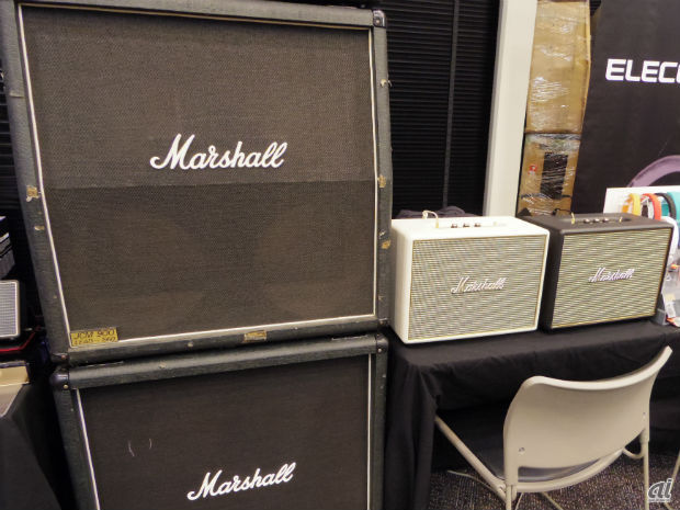 　ネイビーズブースでは、ギターアンプとして知られる「Marshall」ブランドのスピーカ、ヘッドホンなどを展示。ギターアンプもあわせて展示し、Marshallブランドらしいデザインを際立たせていた。