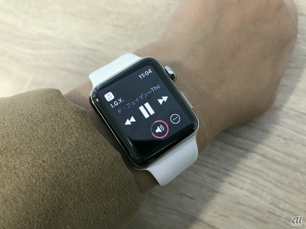 　一方で不便に思うこともあった。音量の調節や曲のスキップなどの操作は、iPhoneやApple Watchなどで直接端末を操作する以外はSiriによる音声操作になる。筆者の場合、使い始めてから、Apple Watchで操作するようになった。