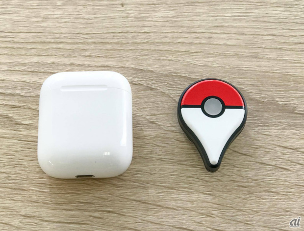 　「Pokémon GO Plus」と充電ケースの大きさ比較。
