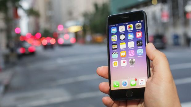 次世代iPhone
　「iPhone 7s」（または「iPhone 8」?）は、過去のモデルとはまったく異なる端末になるかもしれない。噂によれば、Appleは10周年となるこのiPhoneで、従来のホームボタンを廃止し、曲面ディスプレイを採用する可能性があるという。

　次世代iPhoneは2017年9月に発売されると予想されている。