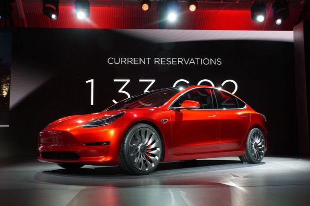 Telsa Model 3
　Tesla「Model 3」については、待てど暮らせど発売されないと感じている人もいるかもしれない。このEVセダンは、一度の充電で215マイル（約346km）の距離を走行できる自動車だ。また、同車はもっとも手頃な価格帯のEVでもあり、米国では、政府の補助金の受ける前の段階でも3万5000ドルから購入できる。

　Teslaによれば、Model 3は2017年中旬の生産開始を予定しており、同年中に最初の納車を見込んでいるという。