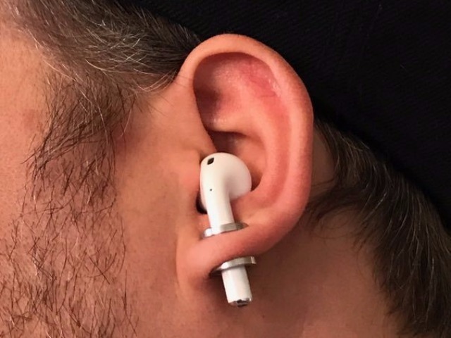 こうすれば失くさない--「AirPods」をピアス穴に差し込む猛者が登場