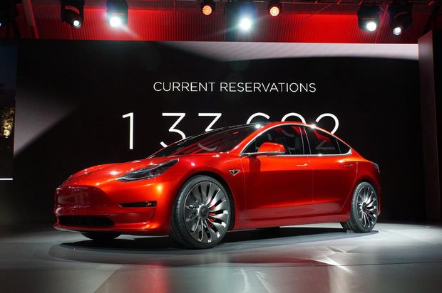 当たり：Tesla

　Elon Musk氏は世界制覇の道に向かってに歩み続け、Teslaシリーズの新型モデルを発表した。実際に発売されるのはまだ数年先のことだが、最も期待されるモデルは「Model 3」である。なぜなら、Model 3には、Teslaの歴史上最も低い3万5000ドルという価格が付けられているからだ。Model 3はTeslaにとっても、電気自動車全体にとっても、変革をもたらすモデルとなるだろう。