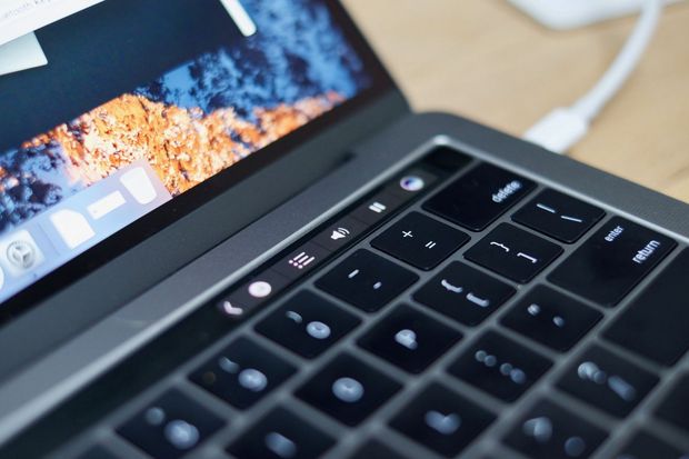 ハズレ：「MacBook Pro」

　「Touch Bar」（好きか嫌いかはともかく）は、Appleの新しい最上位ノートブックMacBook Proの目玉機能である。物議を醸している新Touch Barは、斬新さという点で賞賛を浴びているが、機能が限られていることを嘲笑する声もある。しかし、真の問題はそのことではない。問題なのは、MacBook Proが「Pro」という名前に期待される性能を備えていないにもかかわらず、割高な値段が付けられていることだ。