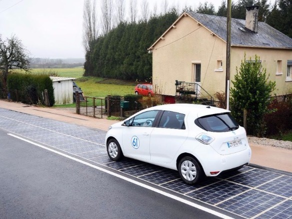 太陽光で発電する道路がフランスで開通--「世界初」