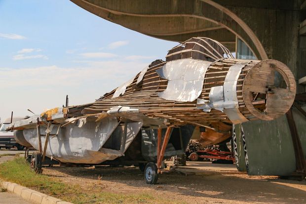 MiGだろうか

　博物館の向こう側はセルビア空軍の保管スペースだが、建物のすぐ後ろは博物館の一部だ。

　これは、木枠で作った「MiG-29」の実物大模型のように見えるが、違うだろうか。
