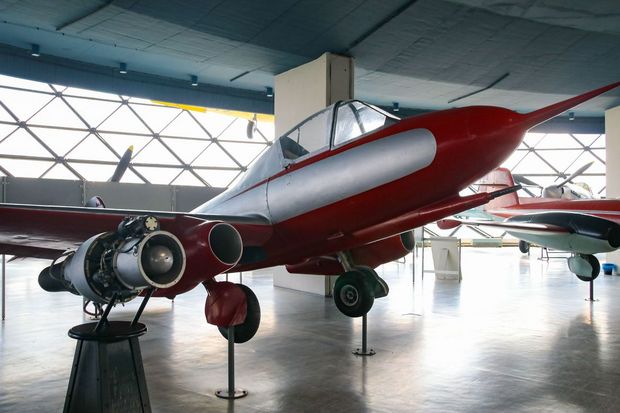 「451M」

　先ほどのIkarus 451の発展型。パイロットが無理な姿勢をしなくてよくなり、小型のターボジェットが装備された。