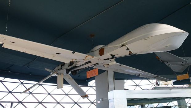 無人航空機

　大破した無人航空機Predator。1990年代のユーゴスラビア紛争で撃墜された機体だ。