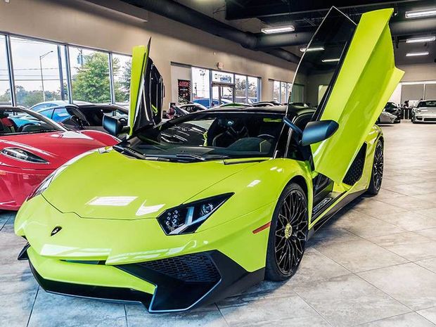 Lamborghiniの2016年式「Aventador」：65万9800ドル

　最も高い値段で売られた車は、おそらくあなたの家よりも高価だ。Chicago Motor Carsは9月、この希少な明るい緑色のLamborghini製スポーツカーを65万9800ドルという途方もない値段で販売した。この車は中古だが、走行距離はたったの1500キロほどで、目録によると米国に輸入されたわずか186台の「Aventador SV Roadster」のうちの1台だ。オリジナルのオーナーズマニュアルとフロアマットも付属していた。