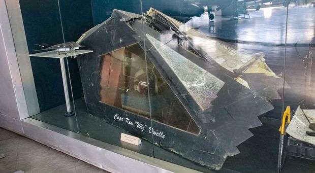 ステルス

　「Something Wicked」と呼ばれ、セルビア上空で撃墜された「F-117」のキャノピー。
